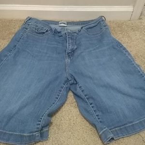 Levis size16 512 perfectly slimming Shorts.